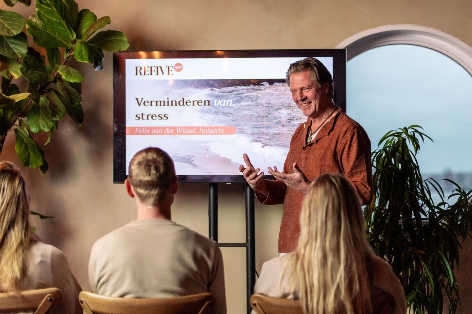 Felix van der Wissel geeft een presentatie over het verminderen van stress