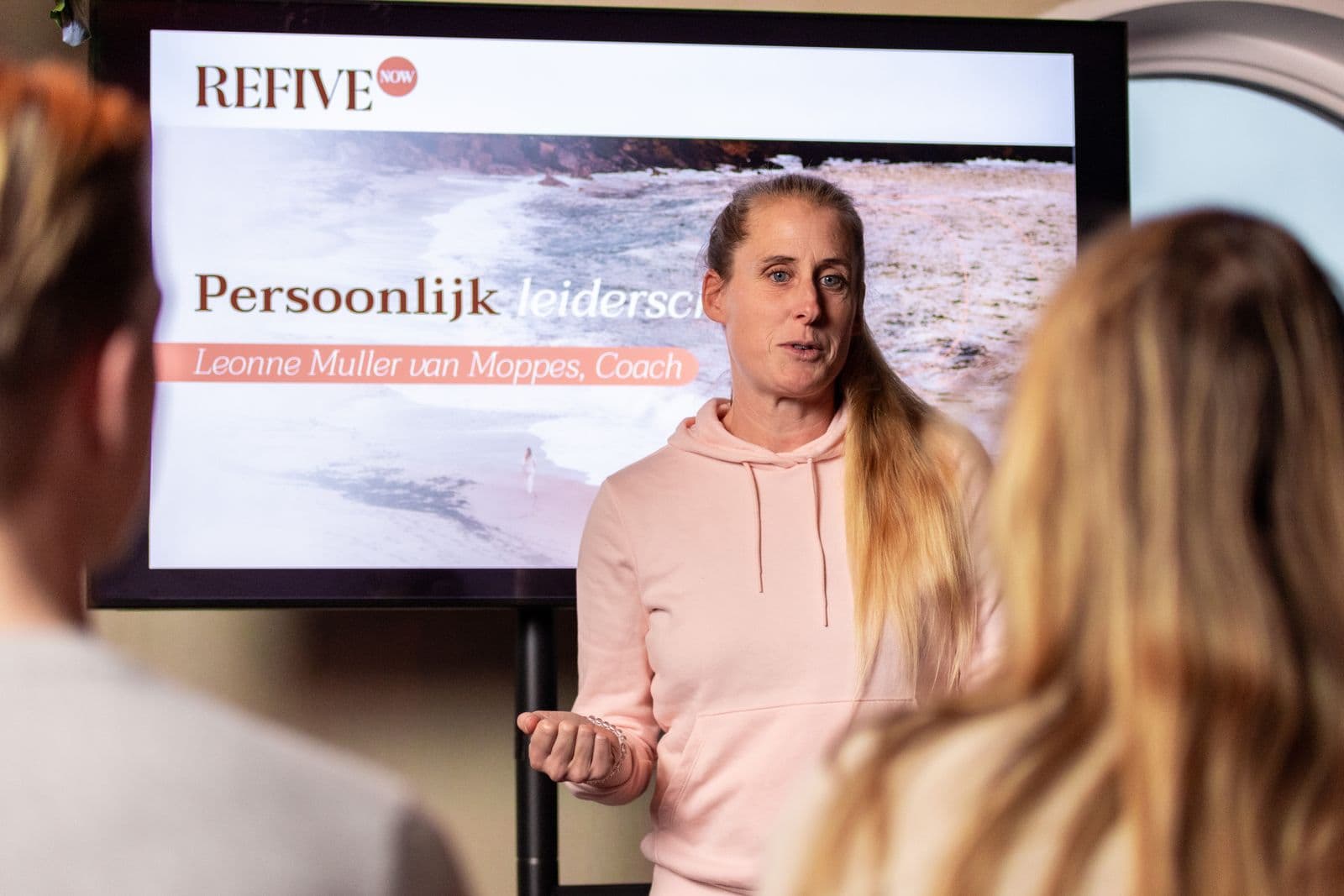 Leonne Muller van Moppes geeft een presentatie over persoonlijk leiderschap