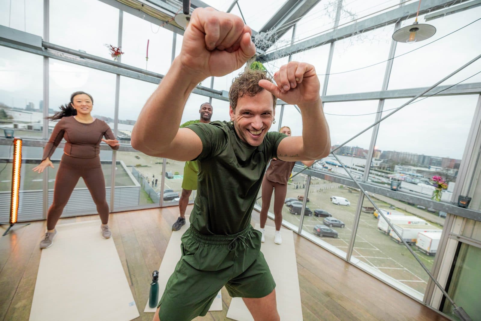 Groepstraining uit het programma in een lichte kas
