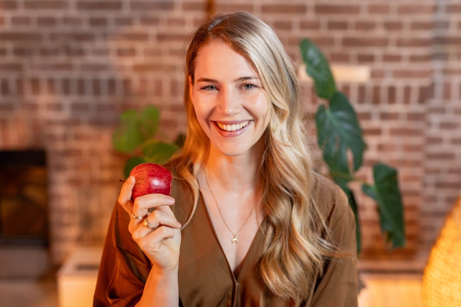 Eva, expert bij REFIVE, met een appel in haar hand