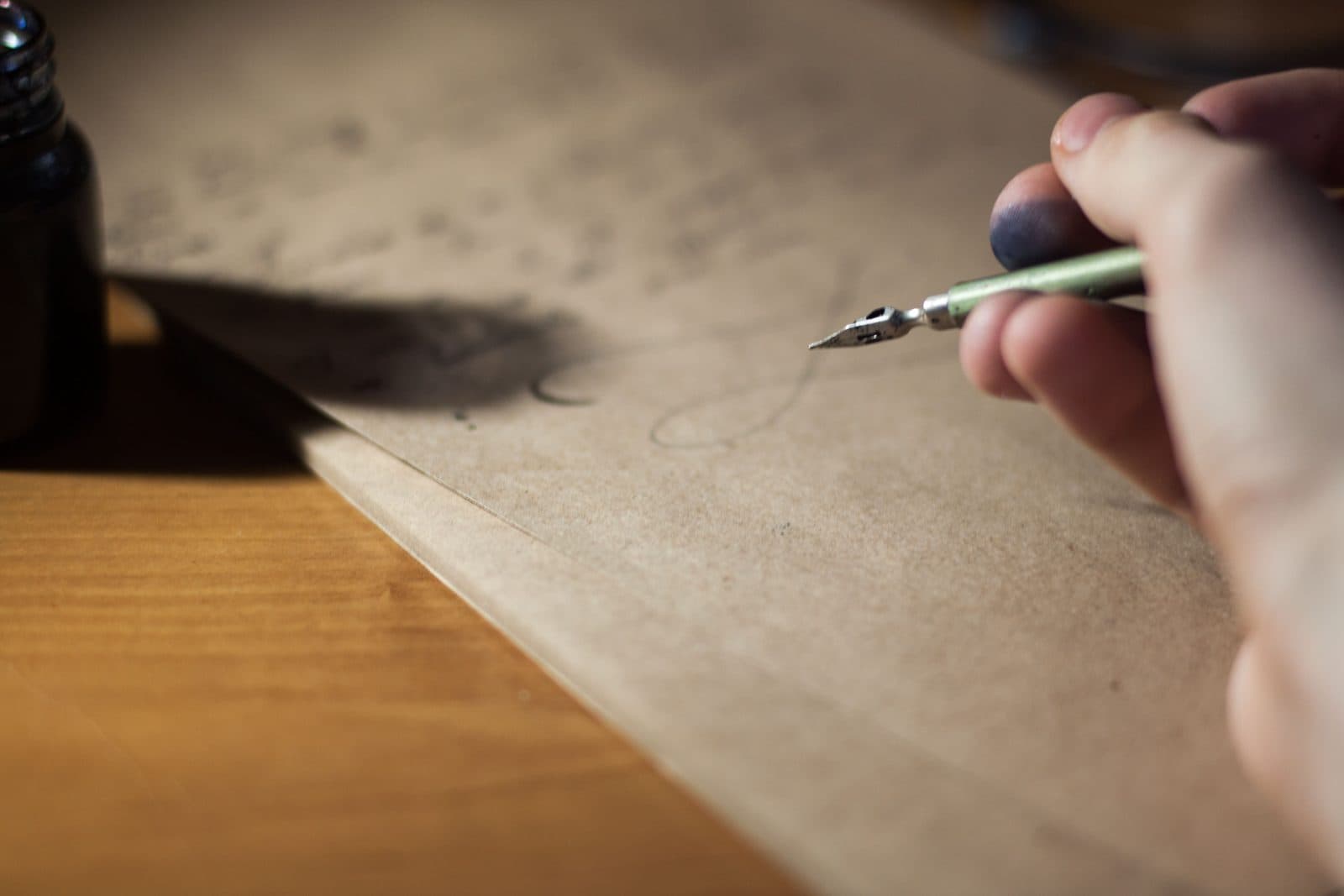 Iemand schrijft met een pen op papier